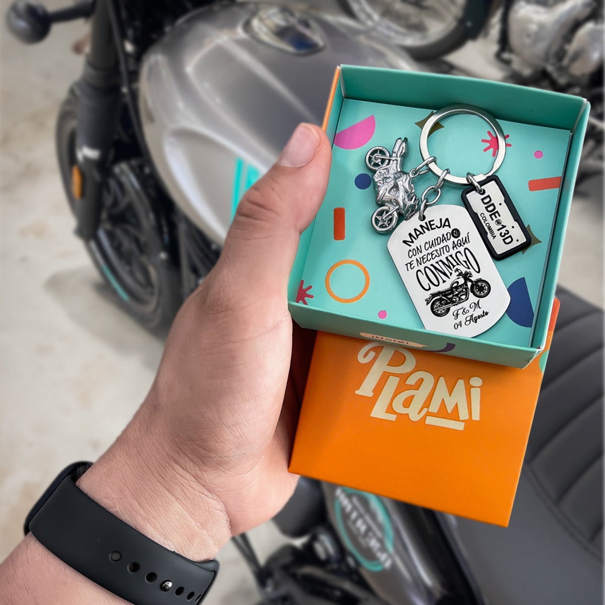 Llavero De Placa Militar Con Dije De Moto Y Placa Pequeña Con protector
